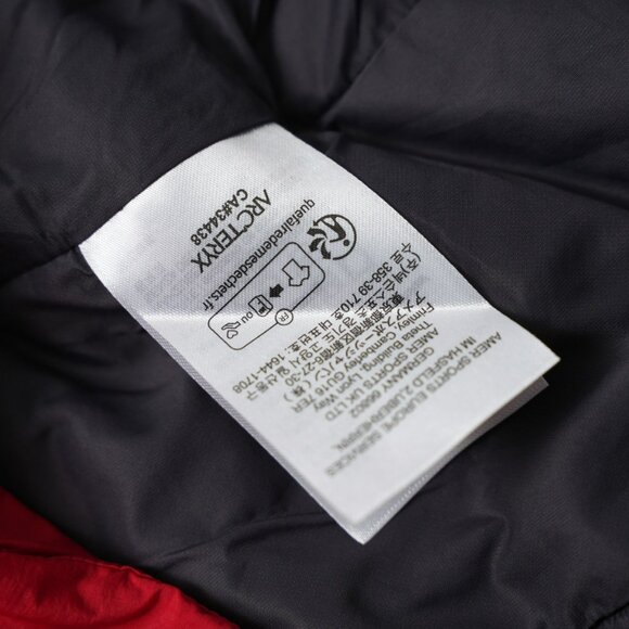 Arc'teryx Retro Red Hooded Outdoor Jacket - Lightweight, Windproof & Stylish - Picture 8 of 8